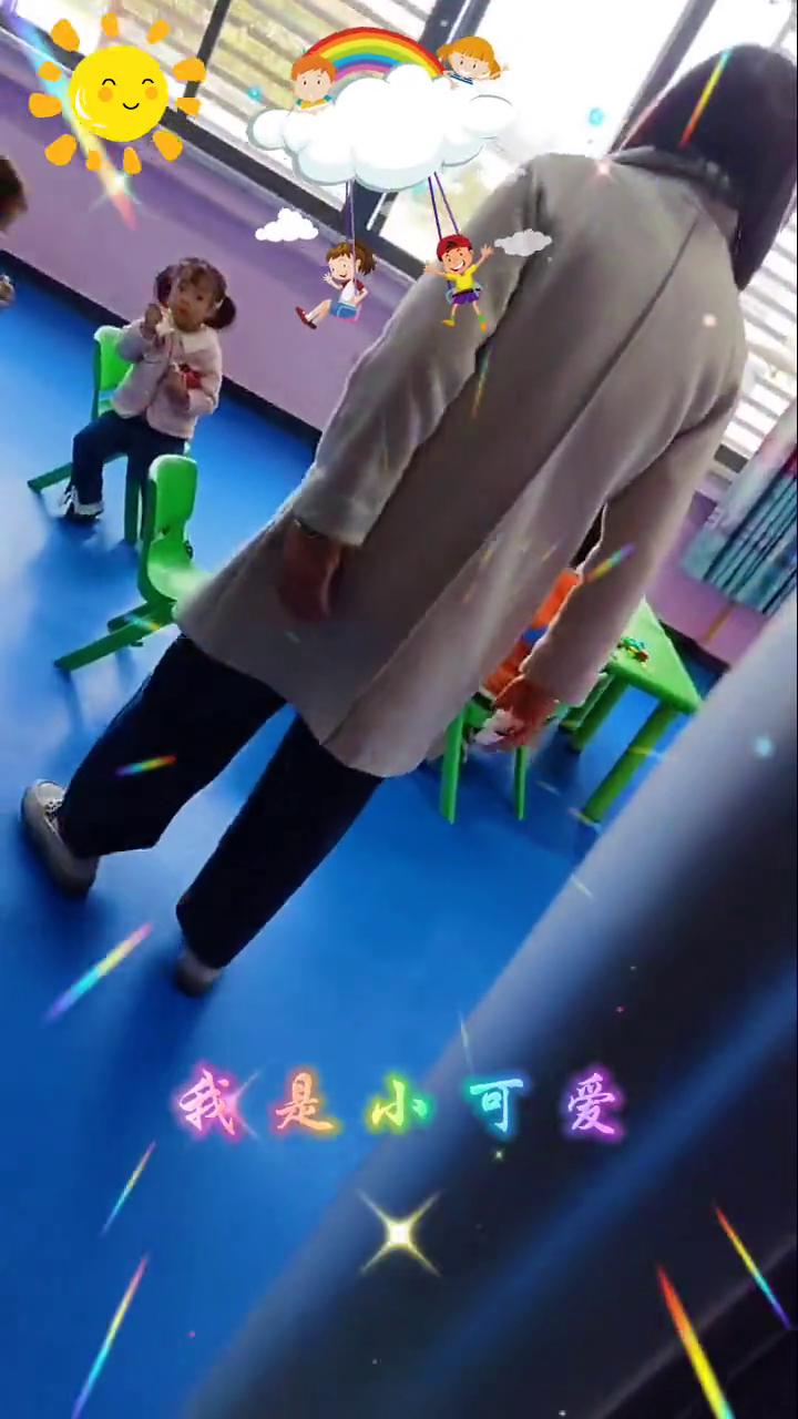 我是小可爱，上台来彩排，舞儿伴起来，众人齐喝彩，高歌嗨起来。