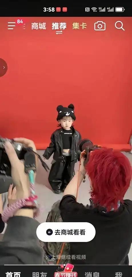 王思聪女儿闪闪，一条广告11万5.

镜头前，3分钟卖光3000件童装。镜头后，