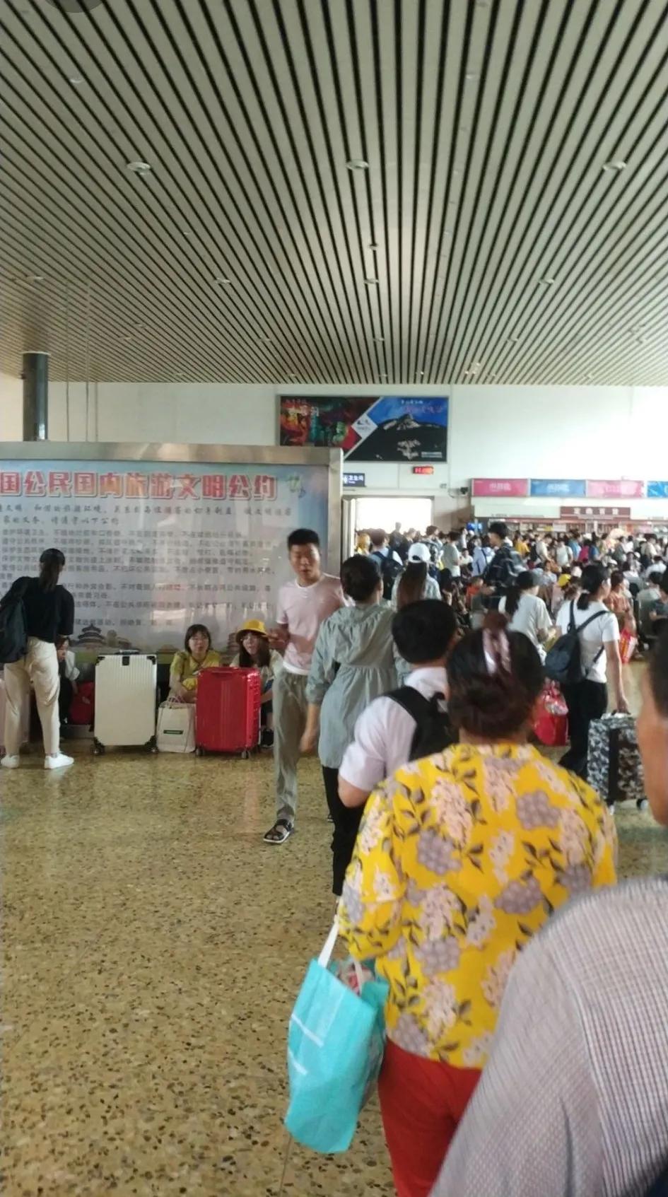 2024年十月一日国庆假期第一天。
广东省揭阳市区高铁《揭阳站》迎来首波大量旅客