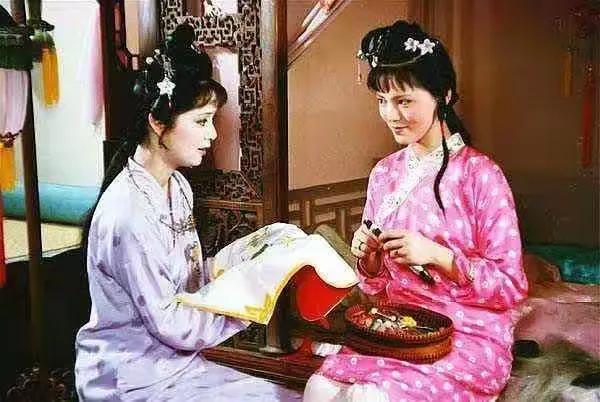 大夏天的，贾宝玉在午睡，袭人在旁看护，给他绣肚兜。
然后薛宝钗来了，没说两句话，