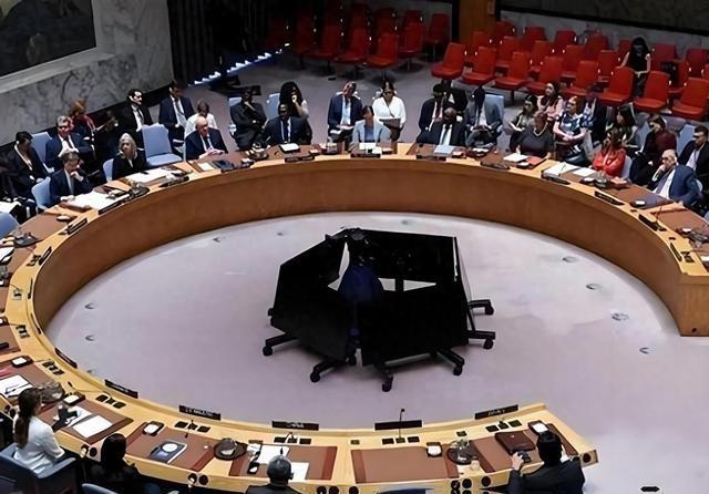 联合国这个处处讲究体面辞令的场子里，世界上最强大的国家竟然被当众扒下底裤。一笔高