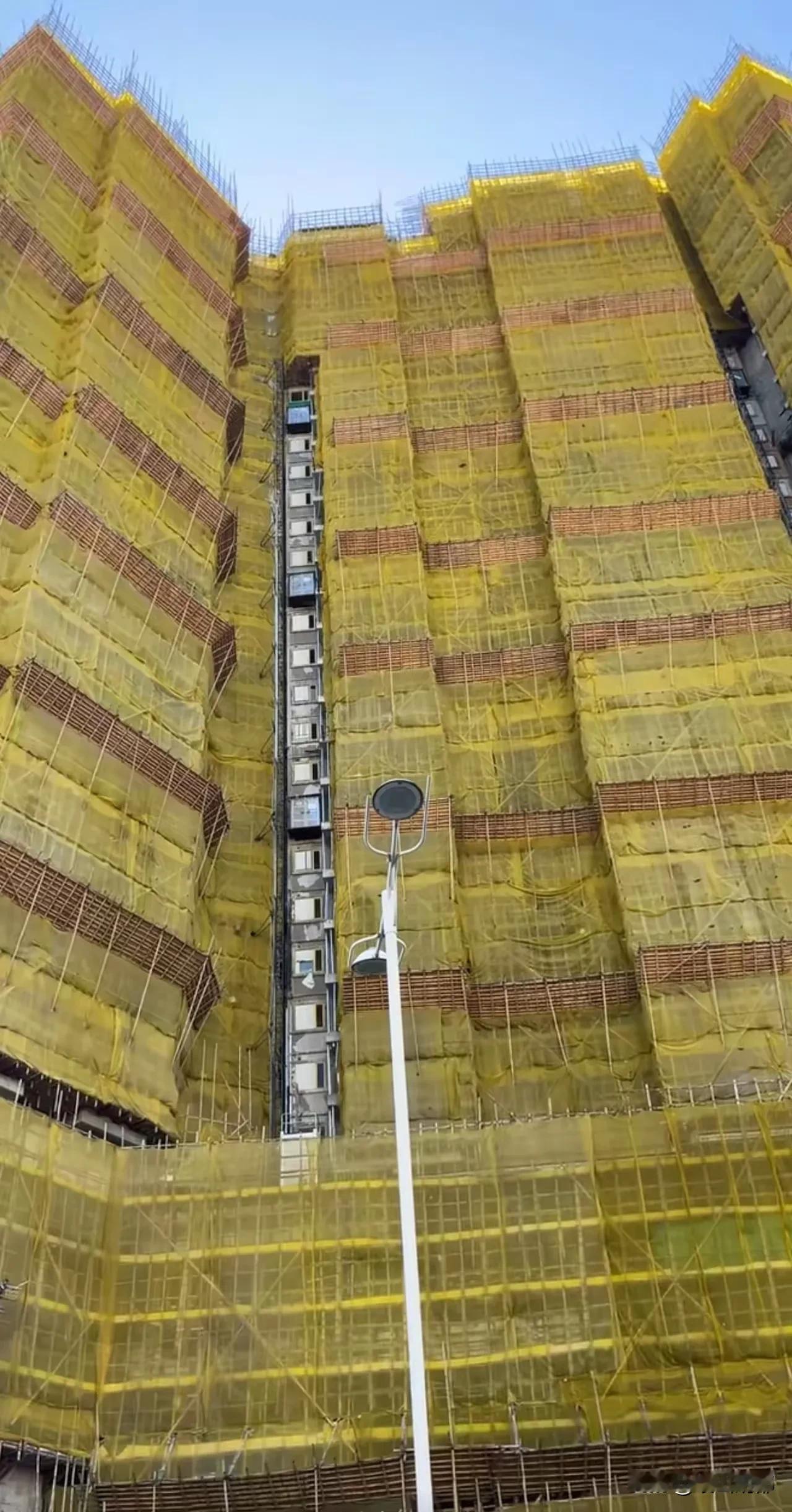 香港这场火为啥烧得这么大、这么惨？看看他们用的脚手架就知道一二了[流泪]愿逝者安