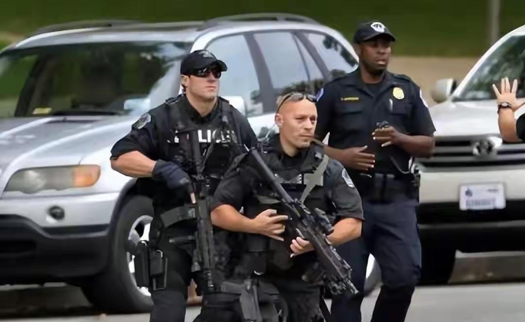 莫斯科的街头又炸了，这回是在萨维奥洛夫斯基火车站广场。一声巨响，执勤的警察没了，