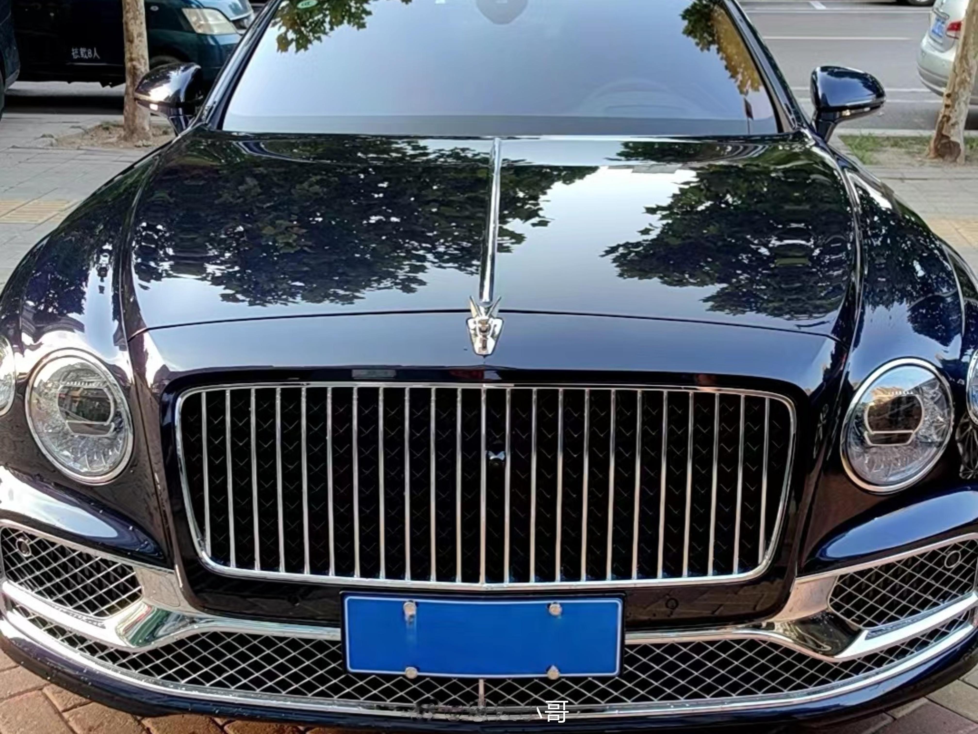 宾利 飞驰 V8 准新车[酷]深蓝宝石/纽马克特褐/熏橡木棕去年7月上牌，650