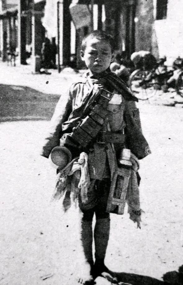 1944年6月，我军一15岁小战士被日寇抓捕。日本军官逼问他： “敢和大日本帝国
