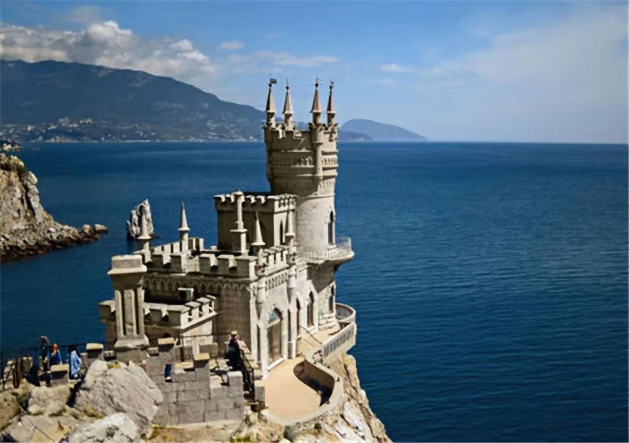 克里米亚其实是自愿回归俄罗斯的，昨天，也就是3月18日，是克里米亚回归俄罗斯的纪