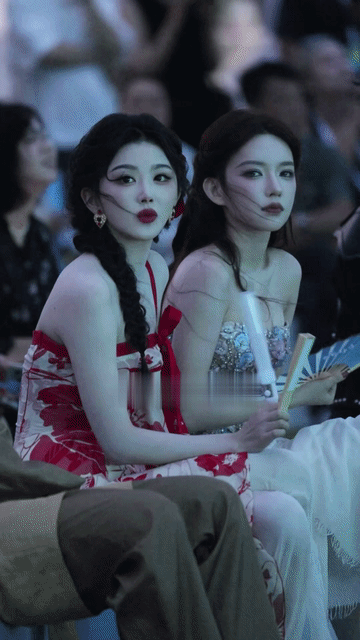 程潇，孔雪儿单看都是大美女，放在一起嘛，程潇还是略胜一筹，程潇的侧颜太无敌了，她