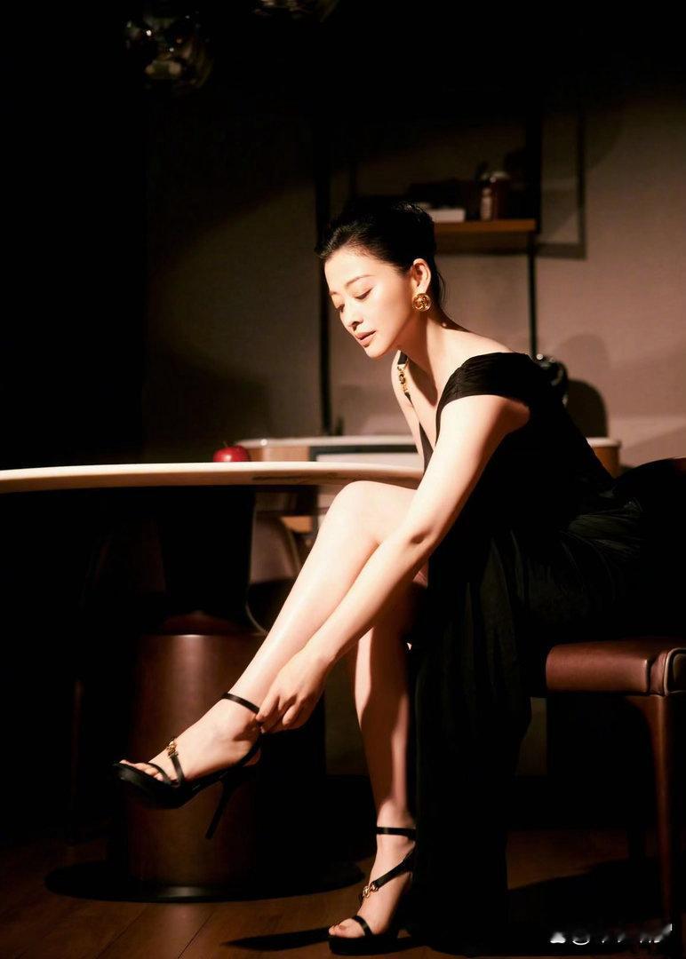 梅婷的每一张美照都尽显端庄大方，温婉气质让人一眼沦陷，越看越有韵味。 