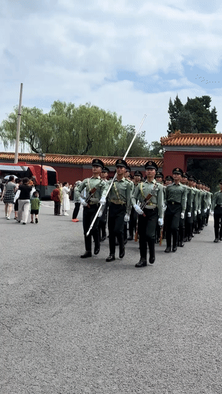 游客在北京故宫参观游览的时候，意外偶遇国旗护卫队刚刚出操回来。
这些国旗护卫队的