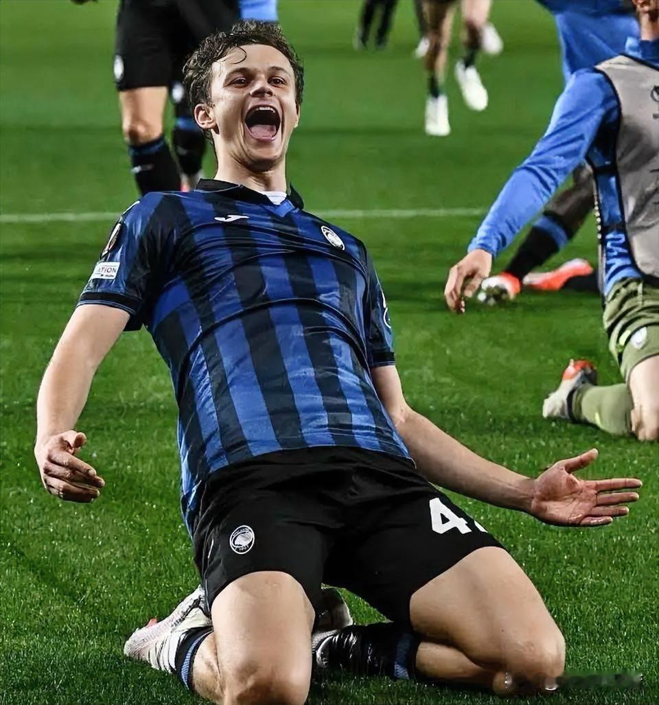 斯卡尔维尼！米兰对亚特兰大后卫球员斯卡尔维尼充满兴趣，亚特兰大俱乐部表示只要价格