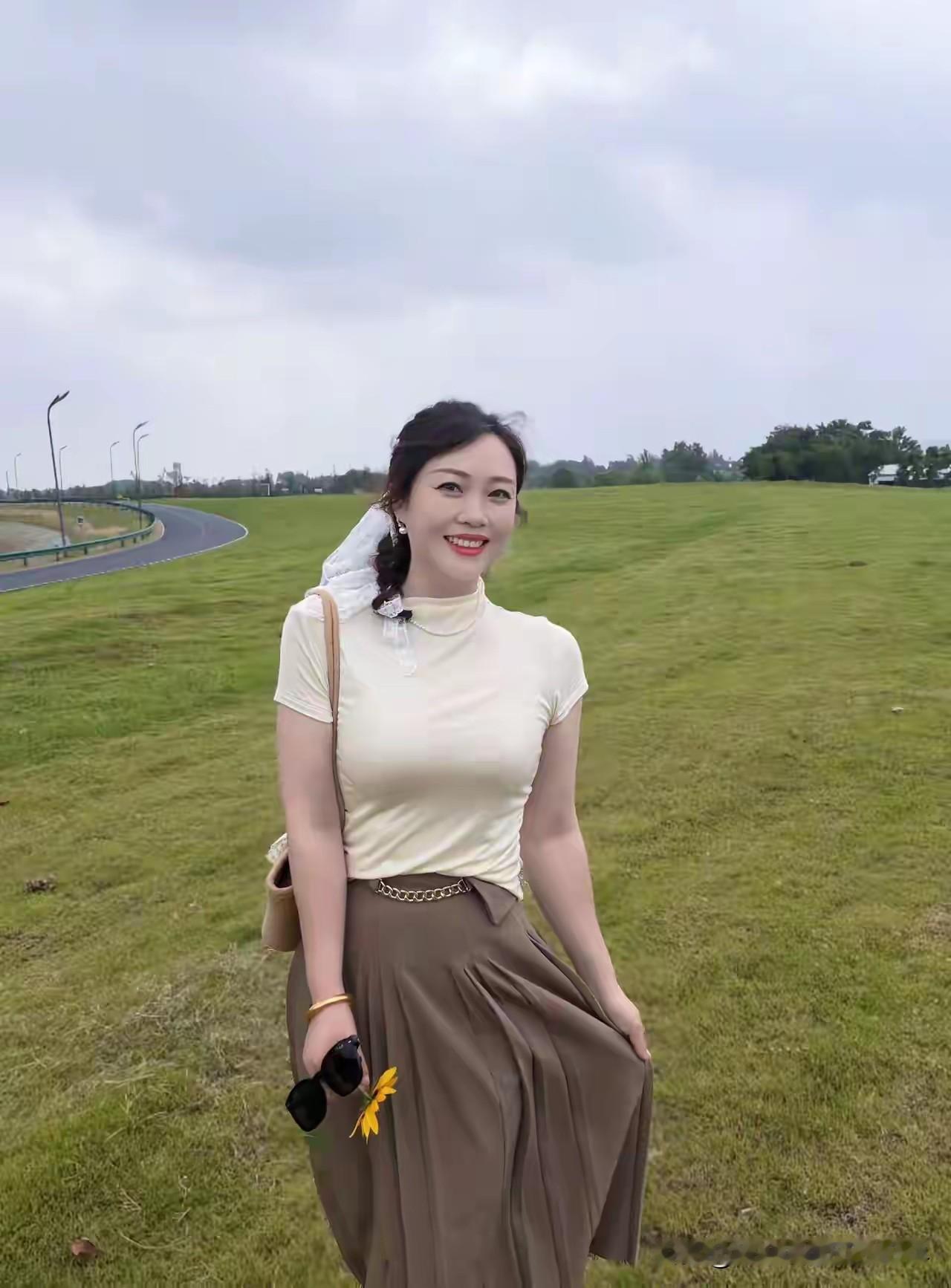 夏日清新穿搭，草地上的一抹温柔🌿💛