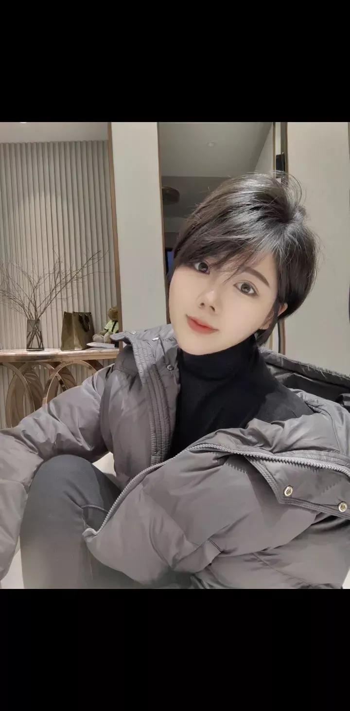 通往村里墓地最后50米要上一个小坡，每次谁家出殡，抬棺材的年轻人到了这个小坡跟前