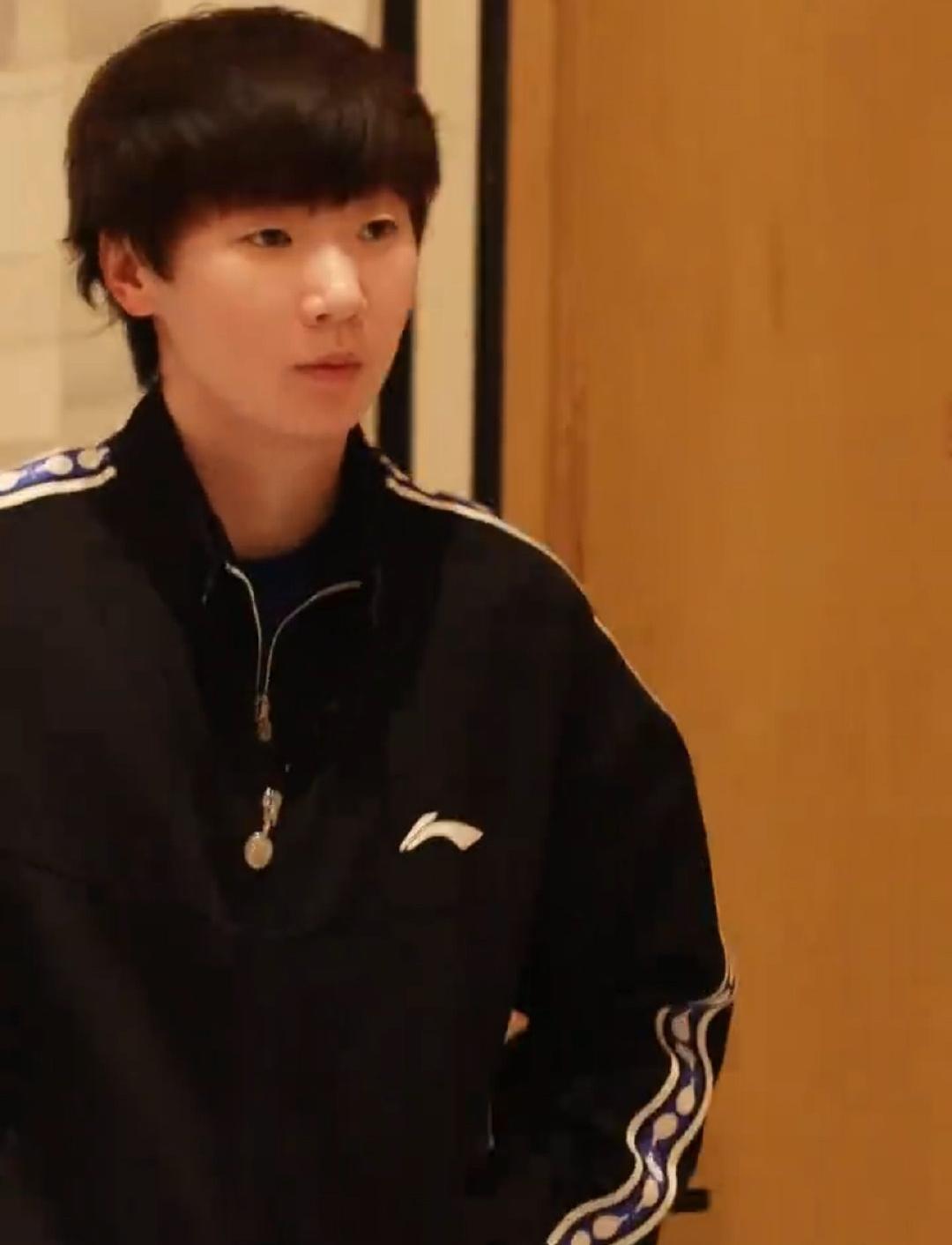 王曼昱今日酒店出发，前往WTT多哈冠军赛比赛场馆，观看女单决赛。曼昱去看陈幸同打