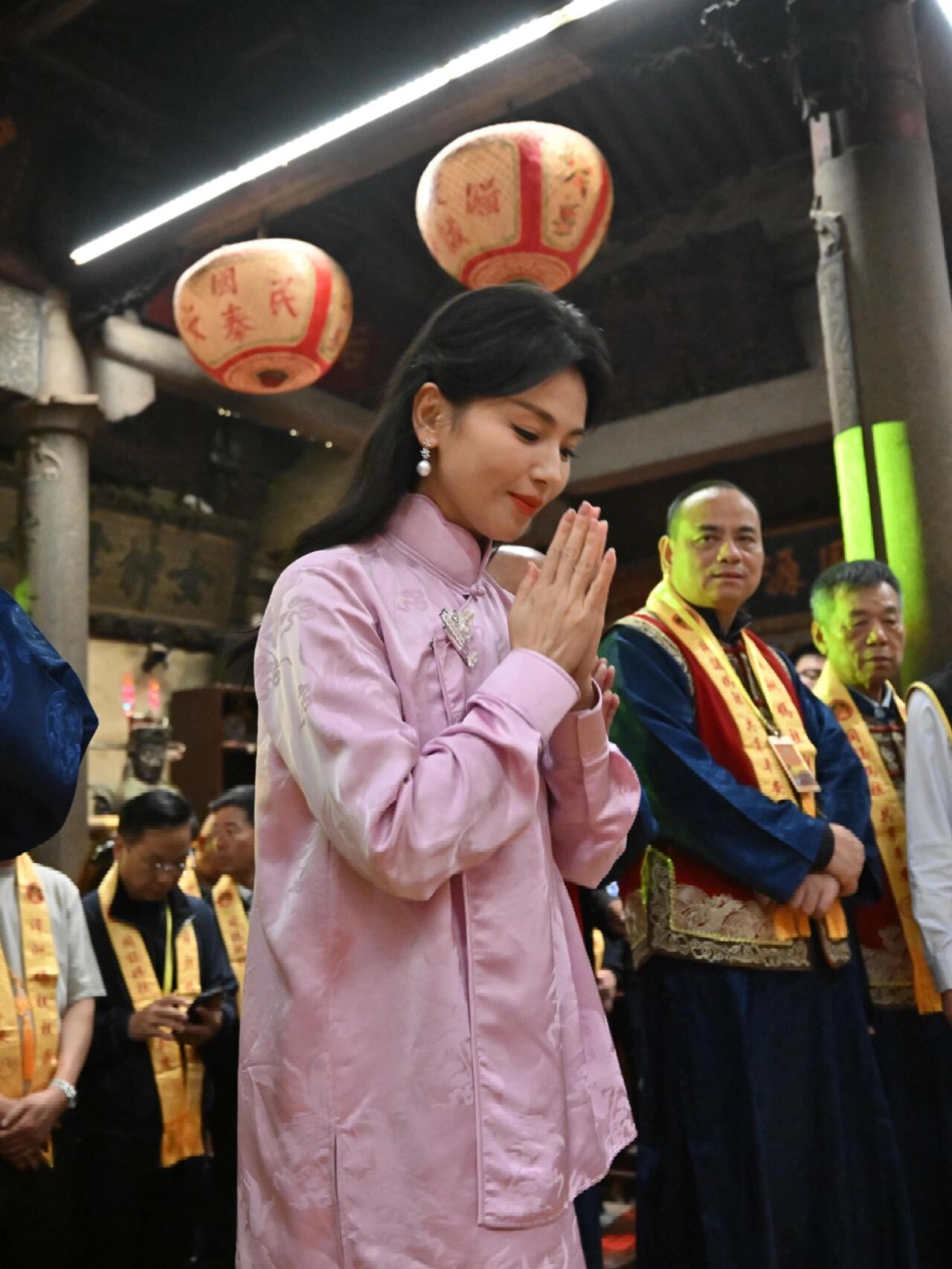 刘涛演妈祖 三次圣杯刘涛拍《妈祖》还特意去请示过妈祖，三次掷杯，次次都是圣杯。据