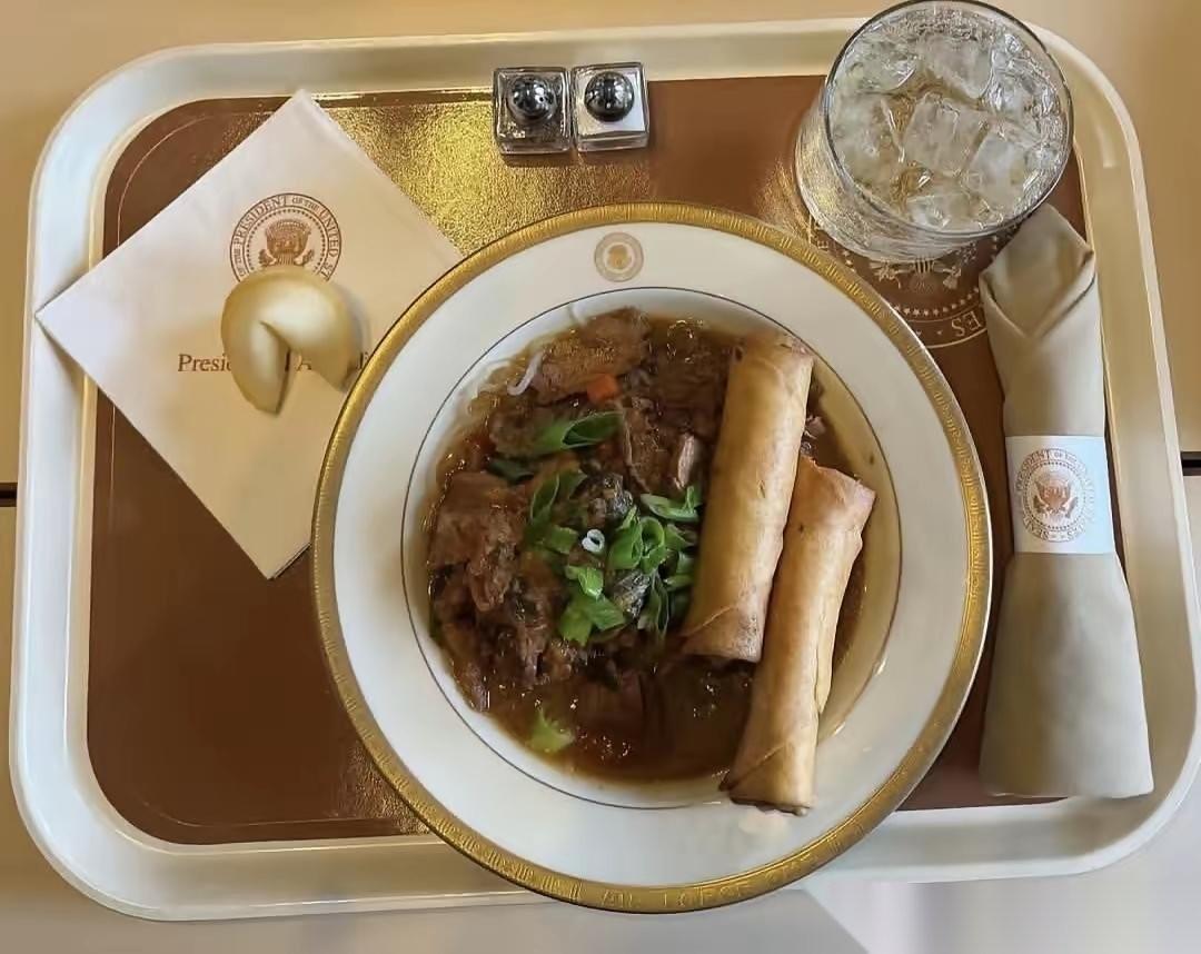 特朗普专机上和商界大佬吃中式快餐，喜欢中国美食。美国当地时间的五月，一架向东飞行