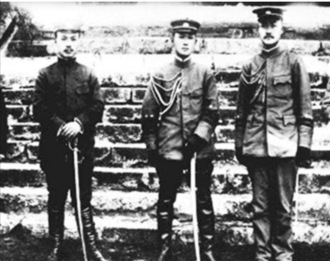 朋友们，今天咱们聊一个让袁世凯做噩梦的男人。

1916年，袁世凯躺在龙椅上，屁