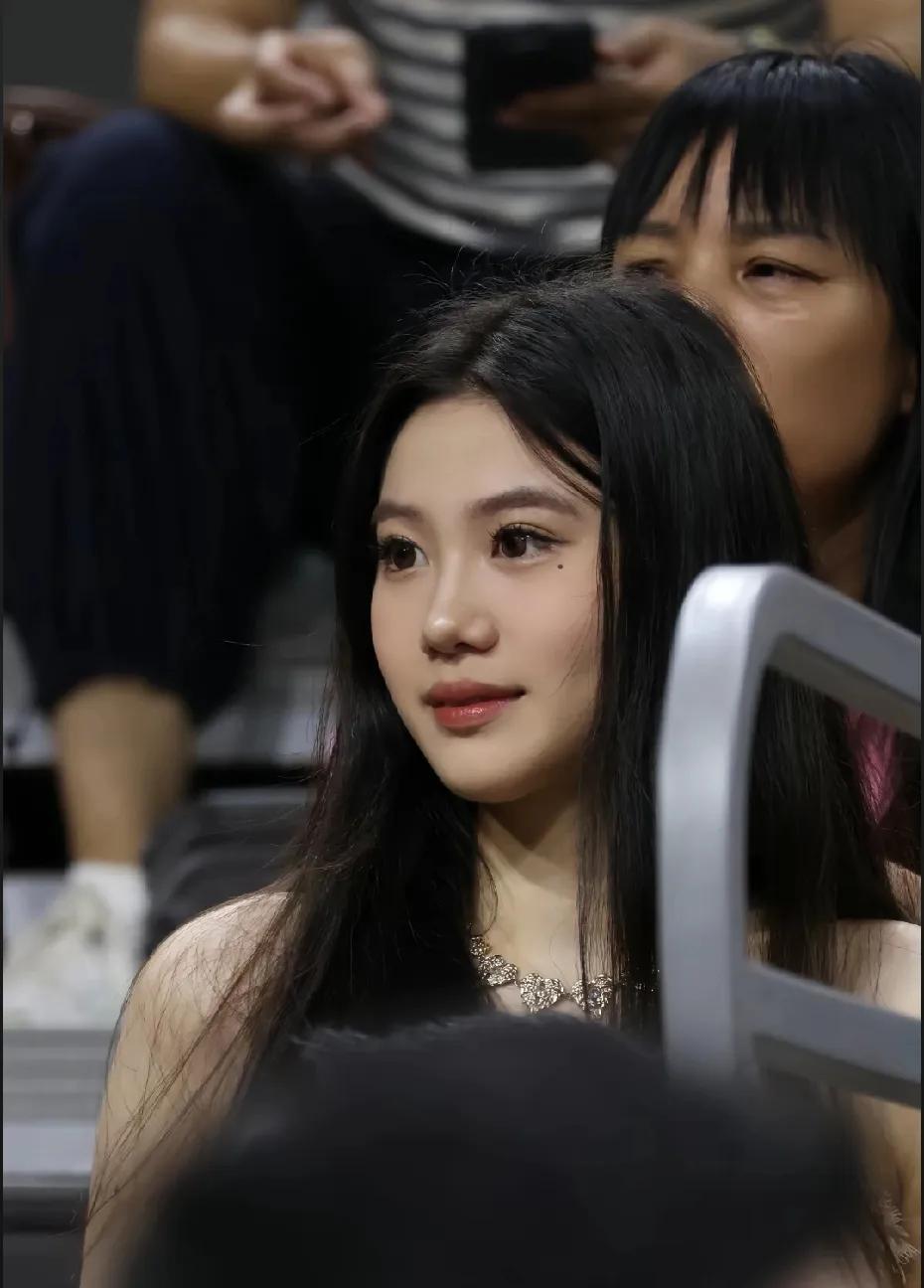广东队球员徐杰icon的女朋友真漂亮啊，很是靓女，肤白貌美大长腿的，徐杰女朋友来