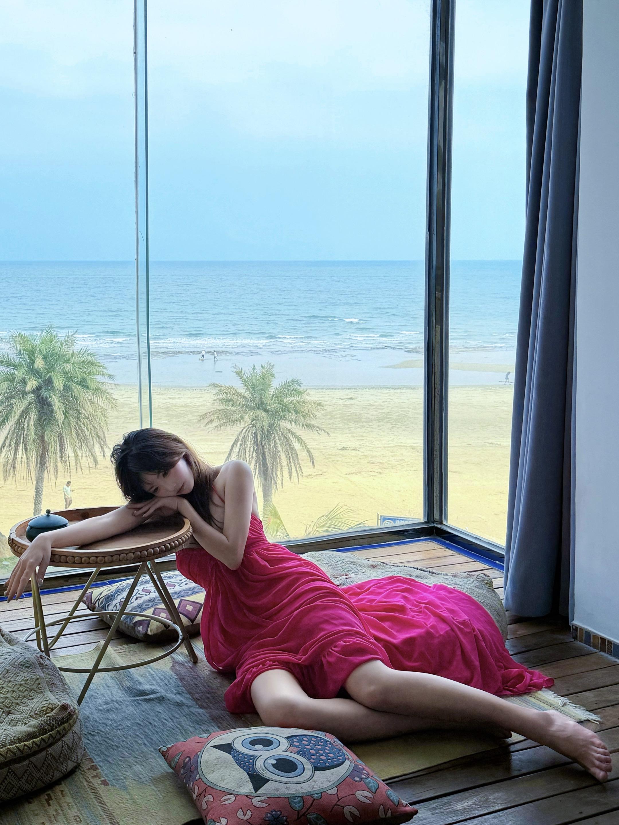 在房间里赏玻璃海。