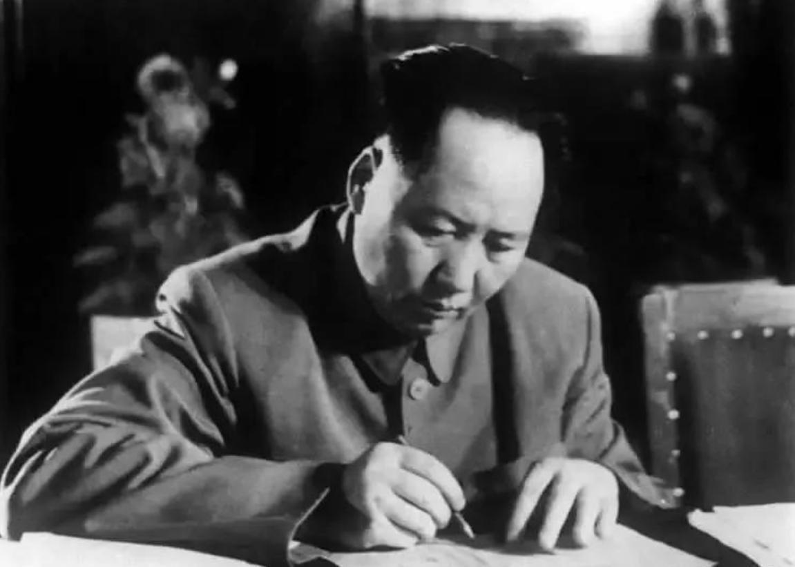 1949年解放军炮击英国军舰，丘吉尔扬言要报复，蒋介石感叹：真是无所畏惧啊！
