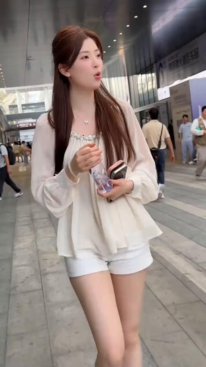 它好像是有个虫子刚才。不会瞎吧？戳我眼睛了。