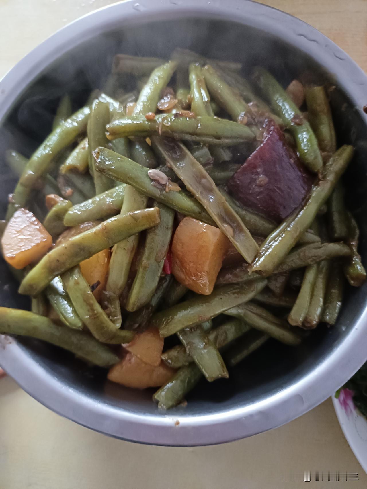 今天中午两个菜，豆角炖土豆，拌菠菜，豆角是前天买的，小超市的东西就是便宜，买一塑