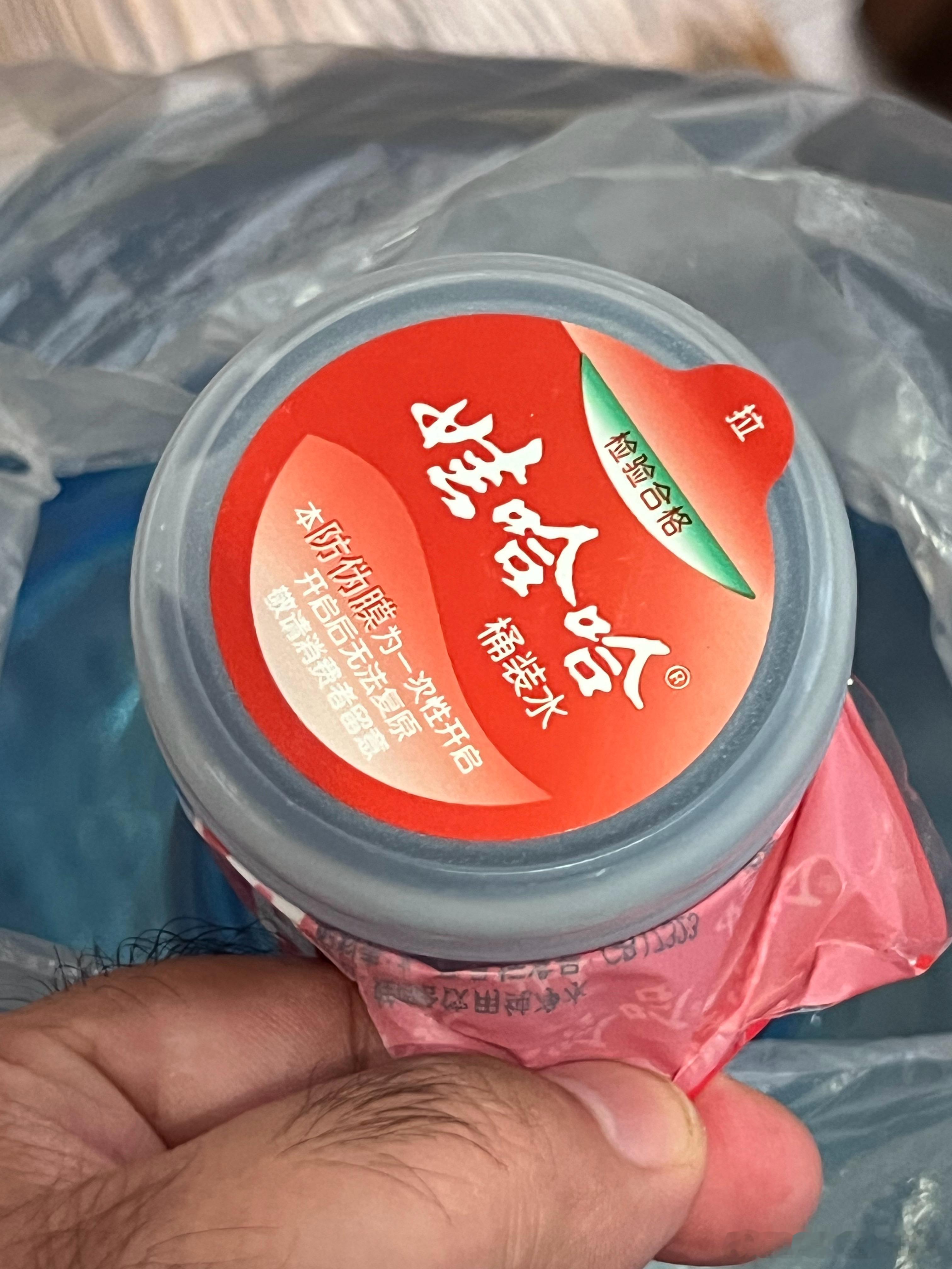 我才发现，强哥把公司用的水都换成了哇哈哈，他居然默默支持宗馥莉[doge] ​​