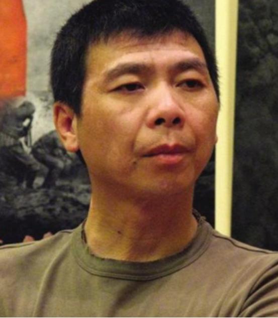 2000年，冯小刚开着300万的豪车，回老家看望瘫痪多年的母亲，已经照顾母亲16