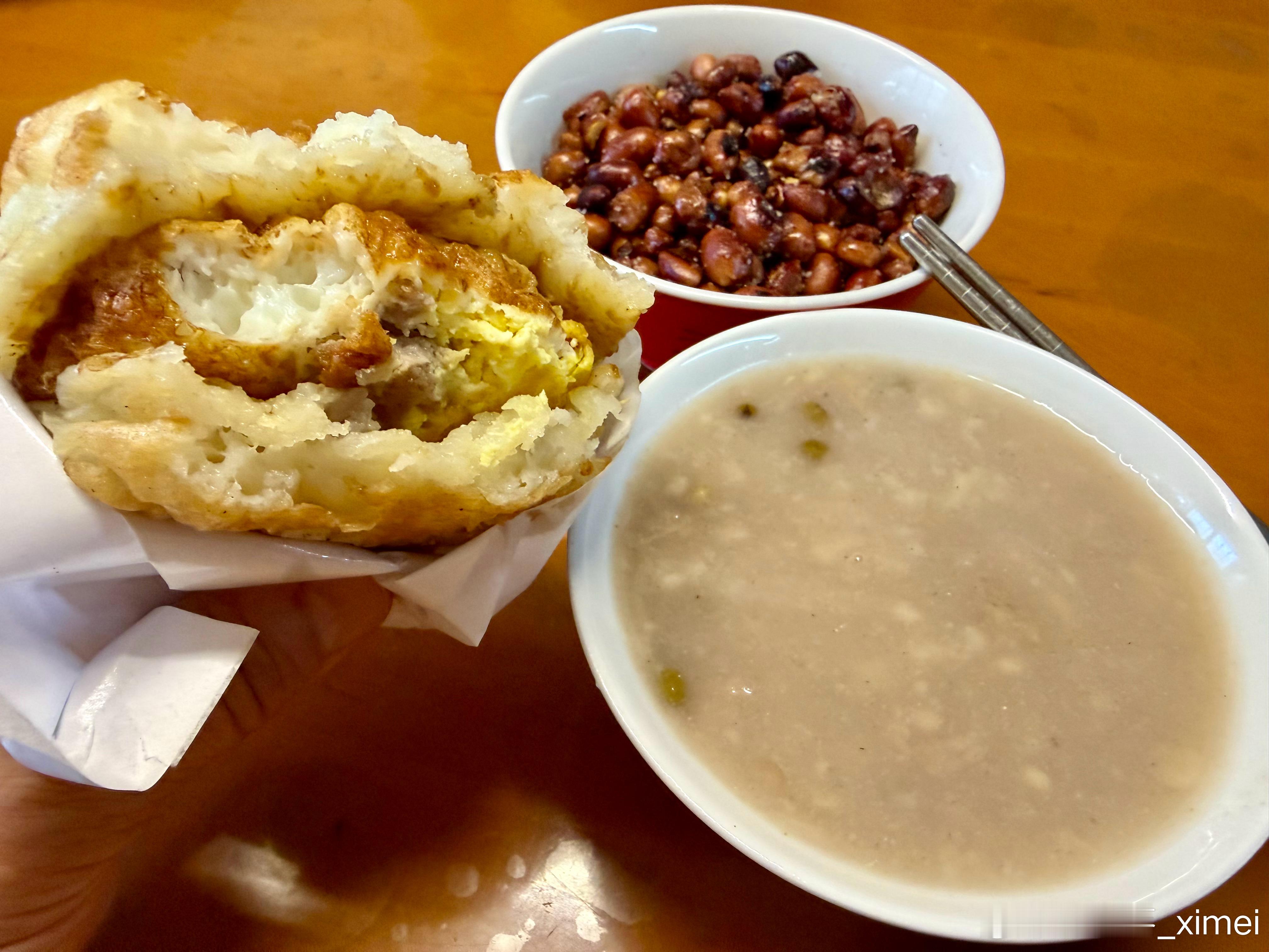 每日一餐分享宵夜，绿豆元麦糊粥，那哧溜喝上一大口，凉丝丝的触感从舌尖一路滑入喉间