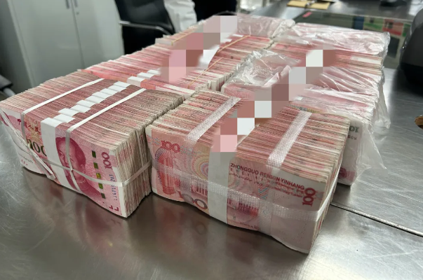 一男子携带75万元人民币出境 被海关查获