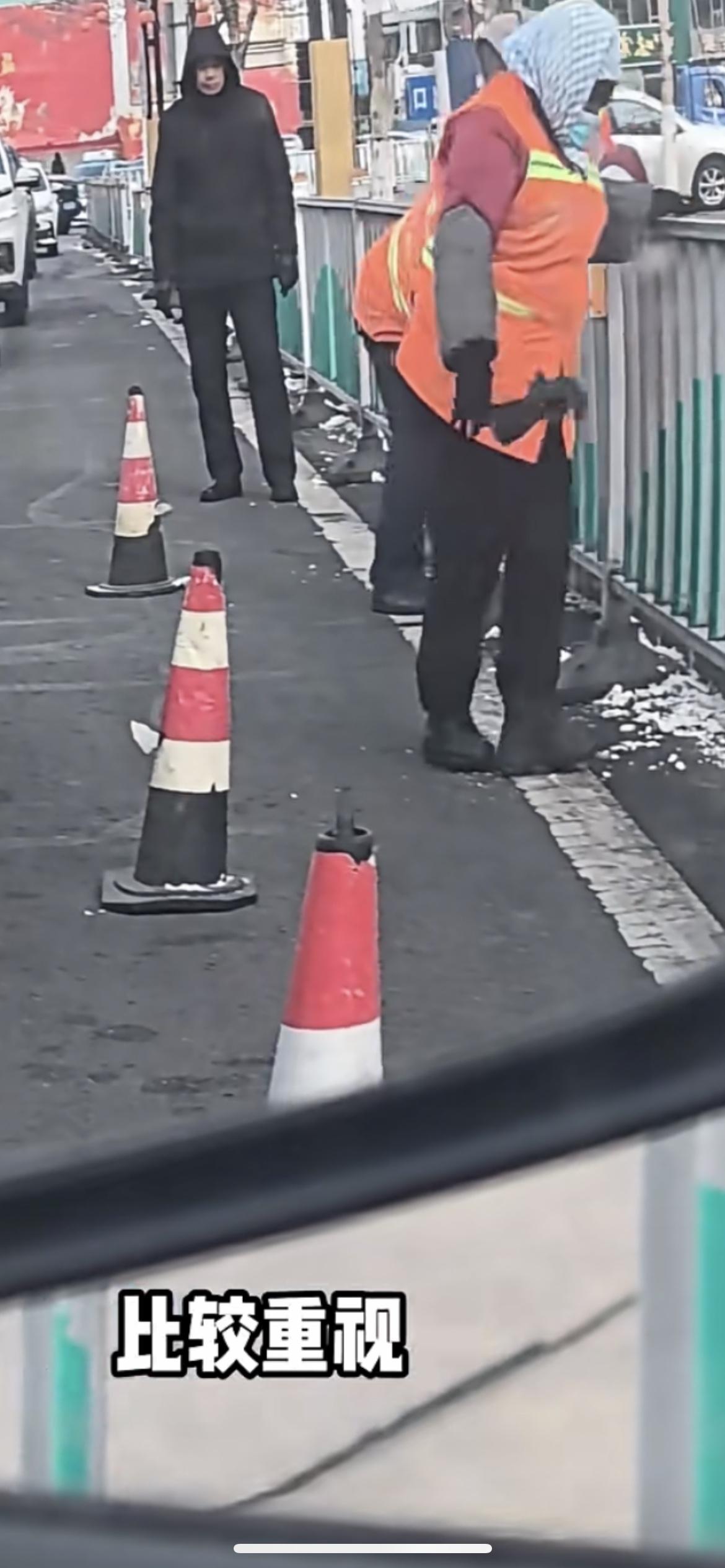 当地回应环卫工擦护栏被指没必要 。环卫工大冷天擦护栏被指没必要 ，市环卫：社火活