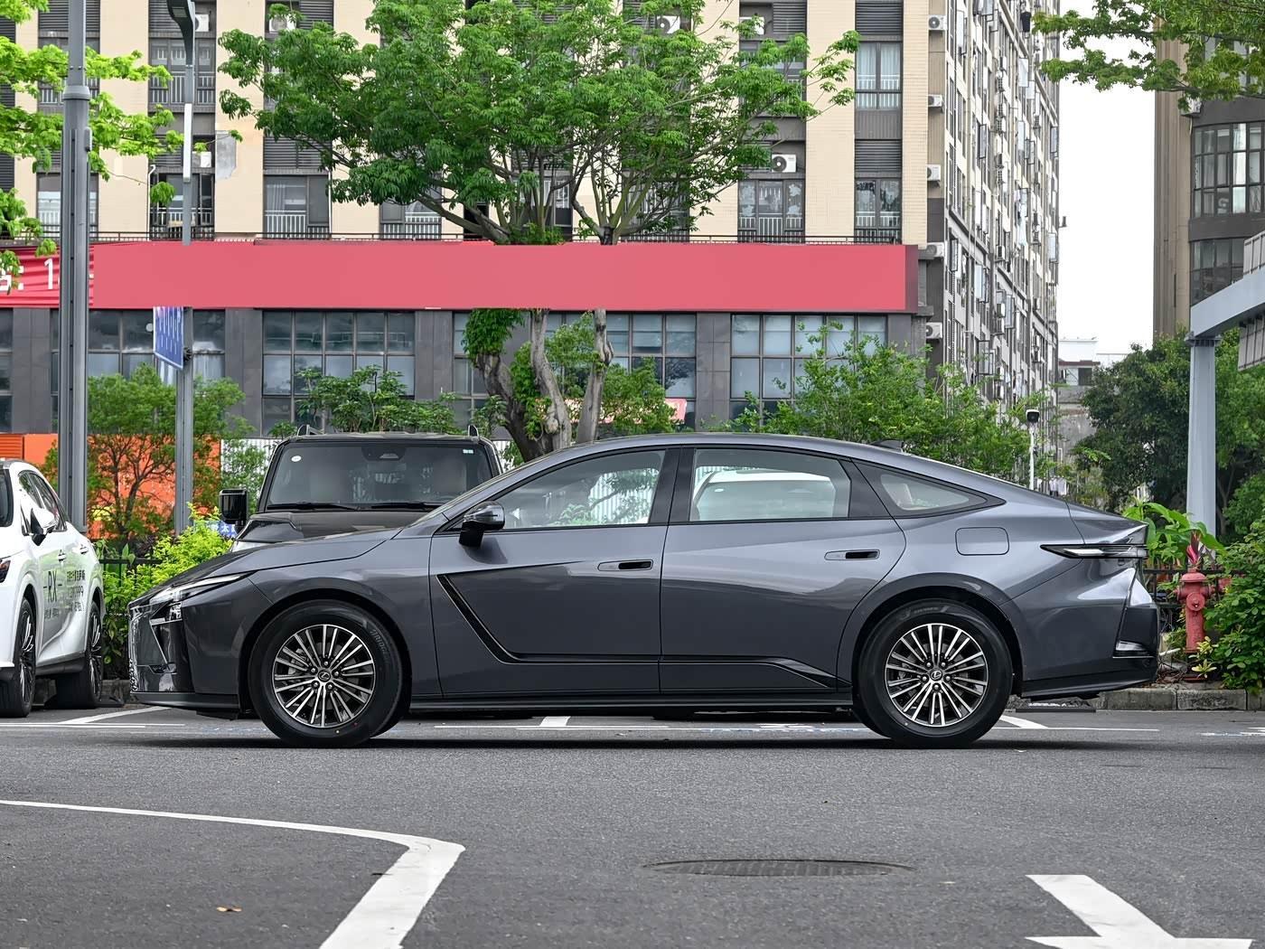 新车 新款雷克萨斯ES搭配铁灰色（官方叫超音速流光金属色）还挺好看的。侧面的虾线