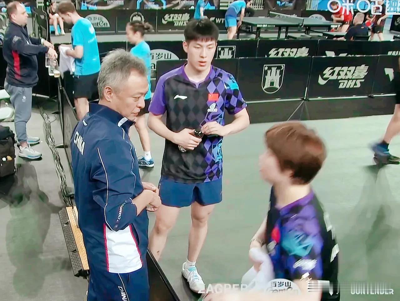 为何蒯曼和温瑞博的搭档也不好？
即使总教练秦志戬亲自做现场教练，
还是爆冷输给了