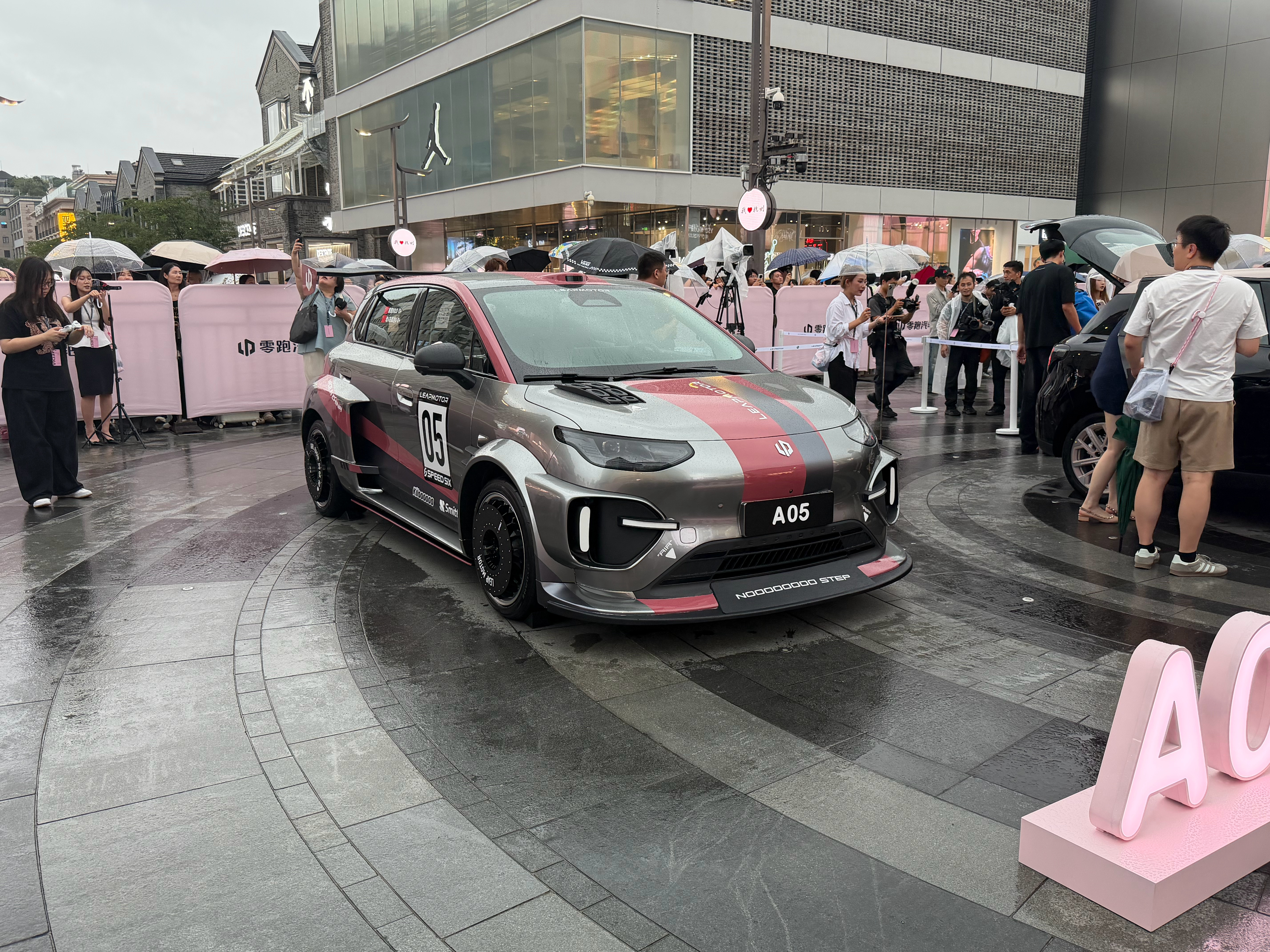 今儿来参加零跑A05上市发布会，西湖畔露天场，下着小雨有点刺激天生懂你有我都灵 