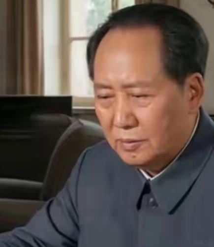 大家注意到没有？毛主席在七十岁以前，几乎没有白头发。

1936年长征结束，43