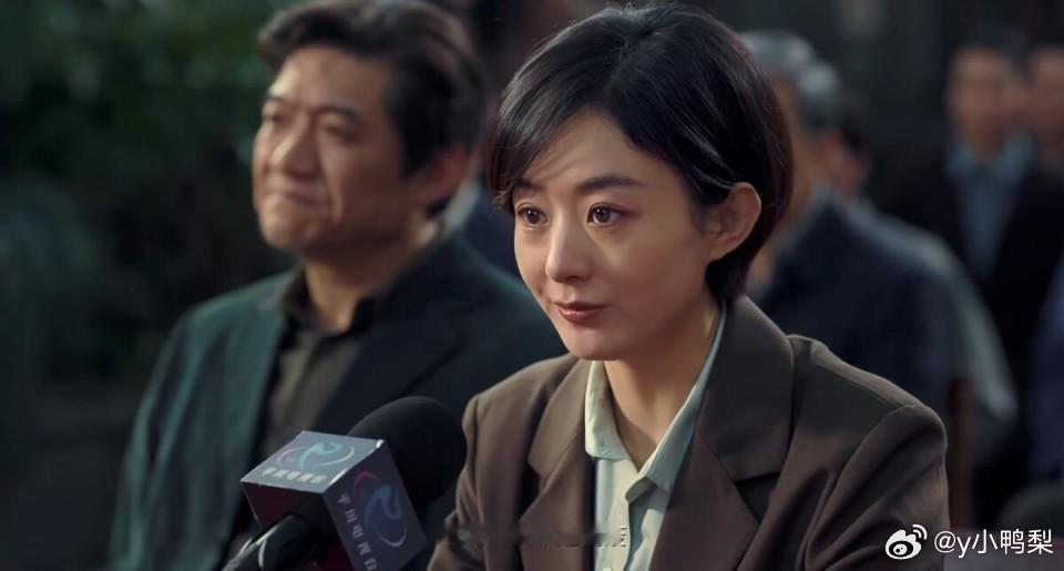 赵丽颖黄晓明新剧下证了是的，赵丽颖和黄晓明主演的新剧《小城大事》已于2025年1