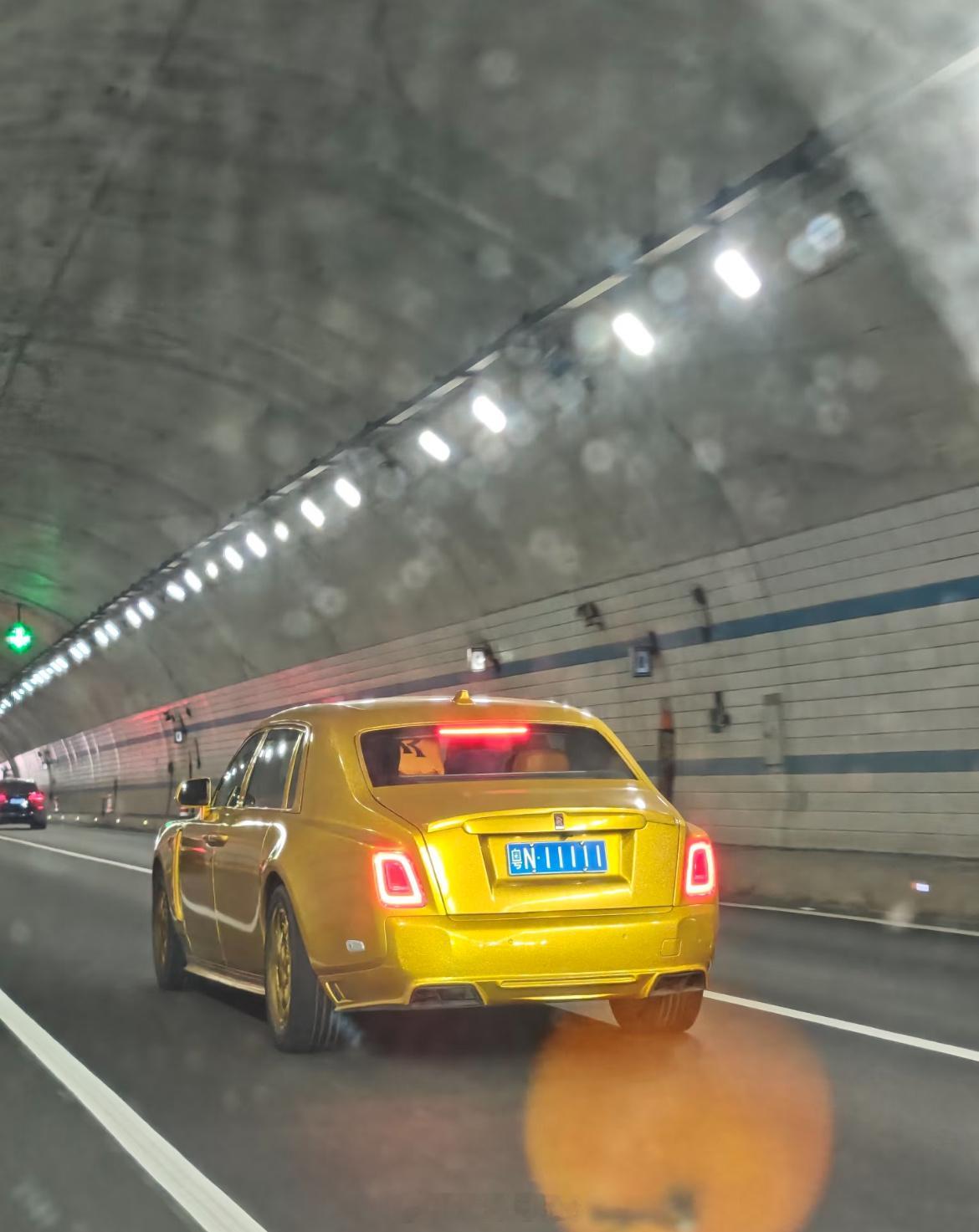 把这货的身份调出来 