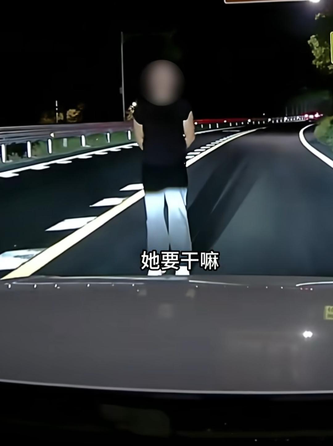 十月六号，一女子和家人吵架，一下子冲到马路中央！幸好司机及时刹车，才没酿成大祸！