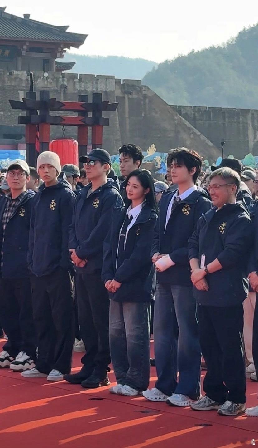 状态不错杨洋周洁琼不让江山开机同框路透杨洋周洁琼不让江山同框路透