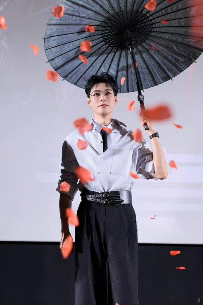  龚俊 搞事情 谁被龚俊逗笑了？嘴上说没法唱，转身就开嗓“搞事情”，这反差感又萌
