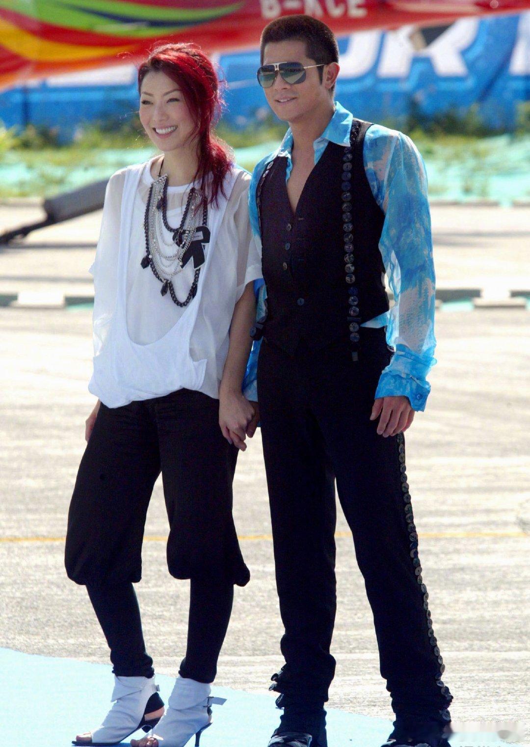 郑秀文的鞋子款式真少见，低帮高跟鞋露趾又露脚后跟，夏天穿一定很闷脚。 