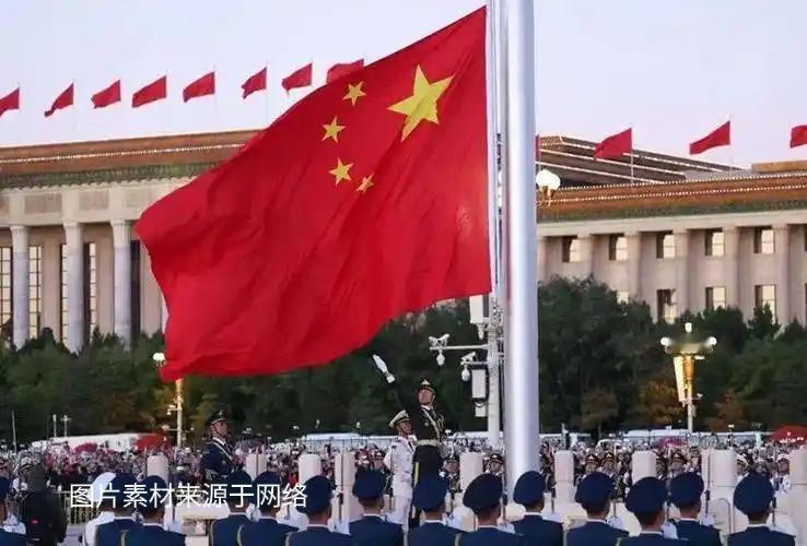 国庆节，小酒窝天安门挥红旗跳红舞，刷屏全网！
 
9岁小酒窝在天安门广场举着五星