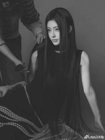 鞠婧祎走路姿势 步伐随穿搭变化，西装利落酷飒，长裙婀娜生姿，鞠婧祎走路的每个瞬间