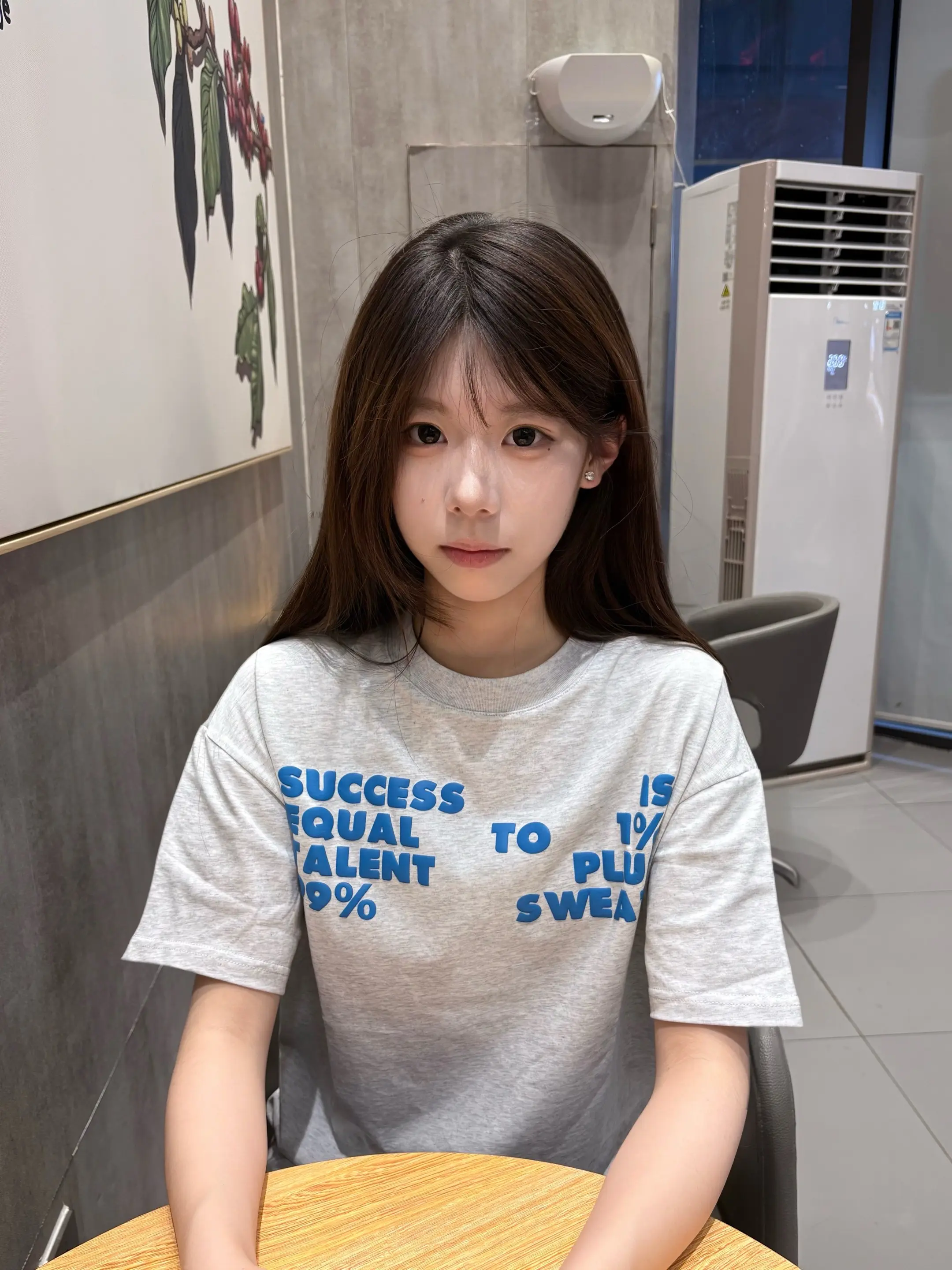她歪着脑袋总在问我