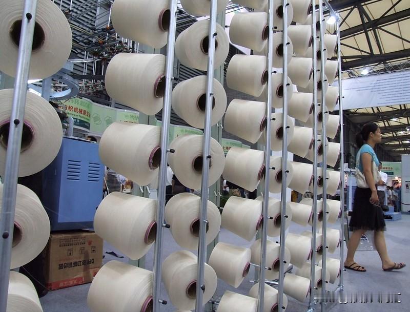 聚酯纤维这东西，生活里到处都是。简单说，它就是一种合成纤维，由有机二元酸和二元醇