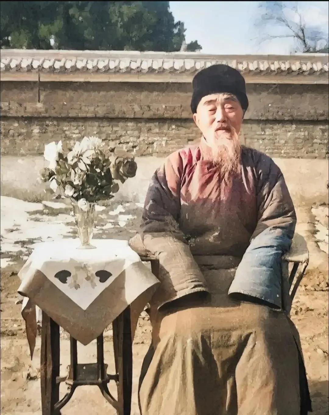 1957年，林彪的老父亲林明卿，坐在家门口晒太阳时，留下的一张老照片，镜头中的他