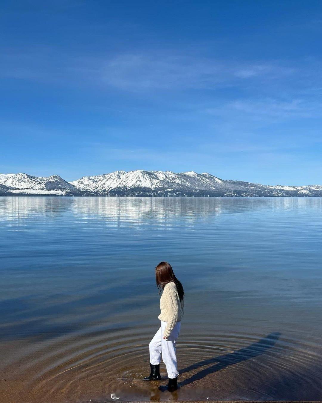 Krystal郑秀晶ins晒照，白色look和纯蓝环境形成鲜明对比，干净纯净～ 