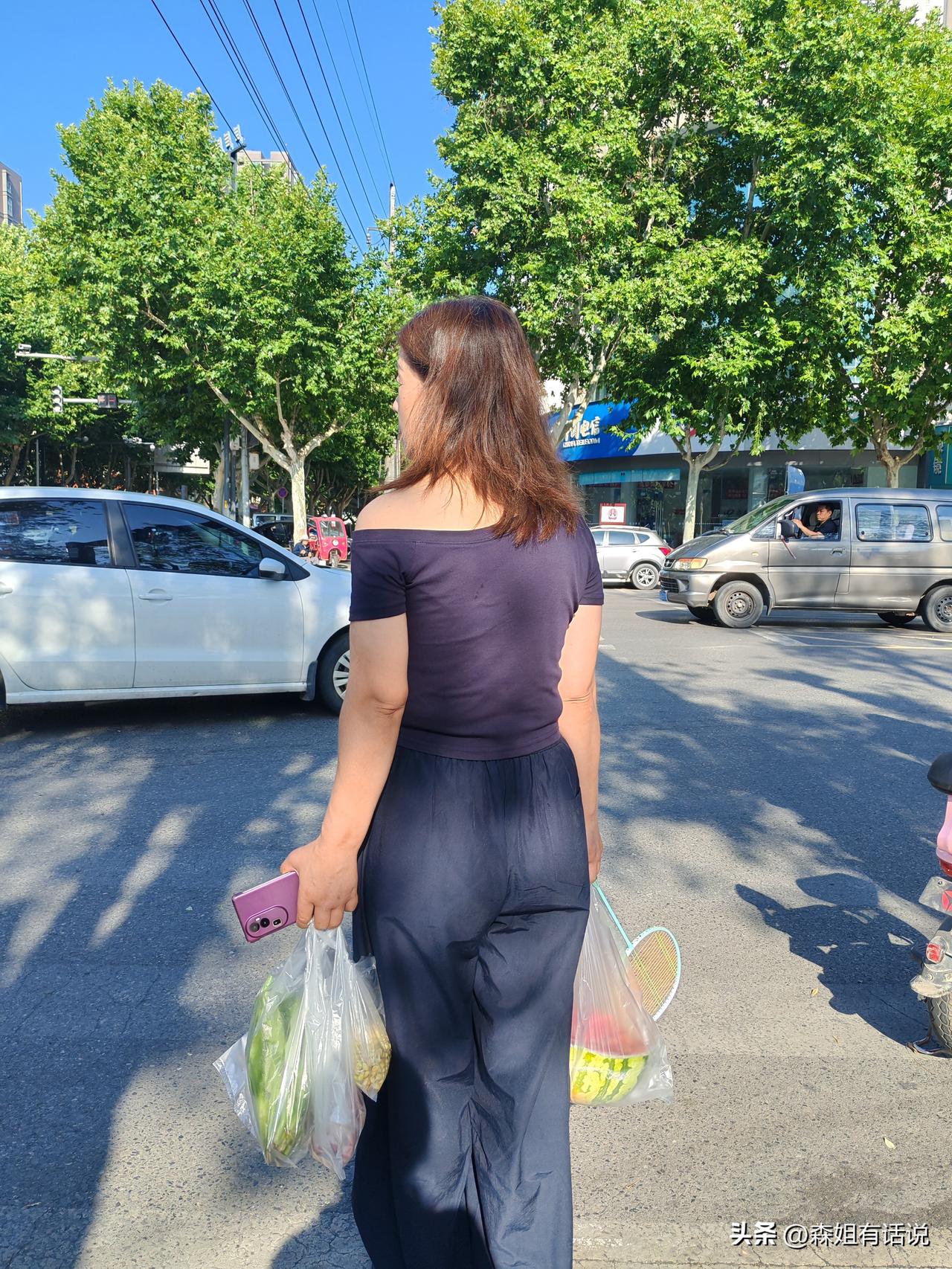 警惕这种洗财女
讲个真事，我小区里有个老刘，50岁出头，做汽车行业的老板，属于进