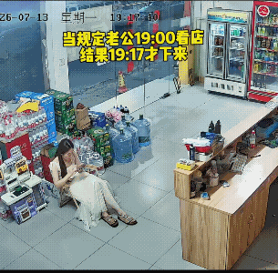 态度决定一切，礼到事就如意。
男子主打一个丝滑，她老婆此时此刻的笑也证明了小俩口