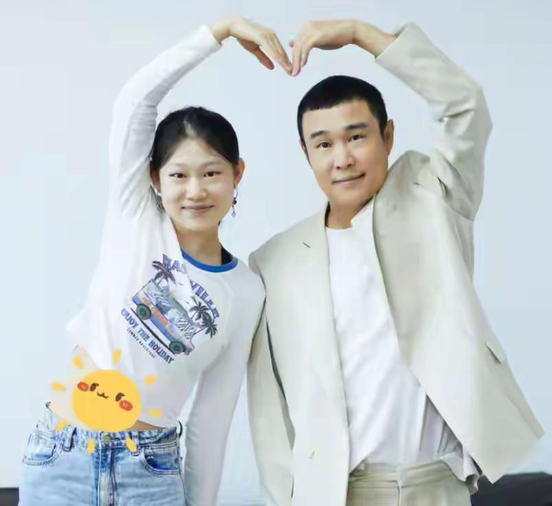 沈佳润跨年跑调险翻车，小沈阳一句话化解危机，这情商真绝了！
 
18岁的沈佳润和