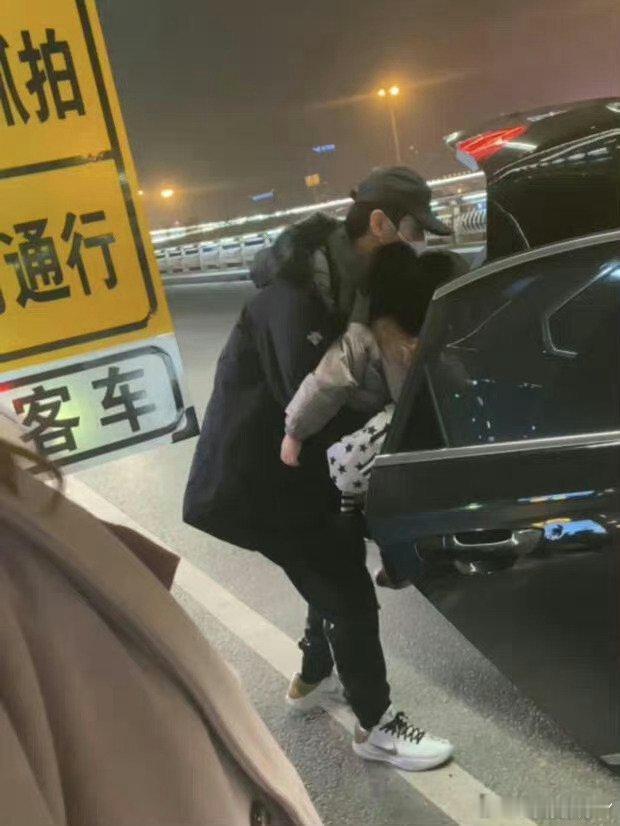 陈晓陈妍希婚变传闻持续发酵，双方粉丝各执一词，舆论焦点或涉财产孩子分配，真相仍扑
